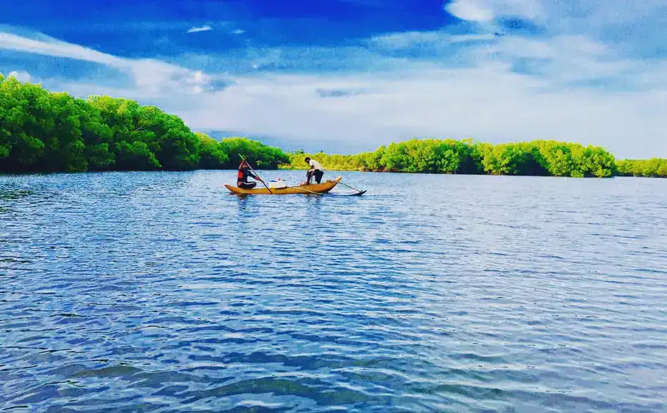 Fishermen in Urani Lagoon - Pottuvil