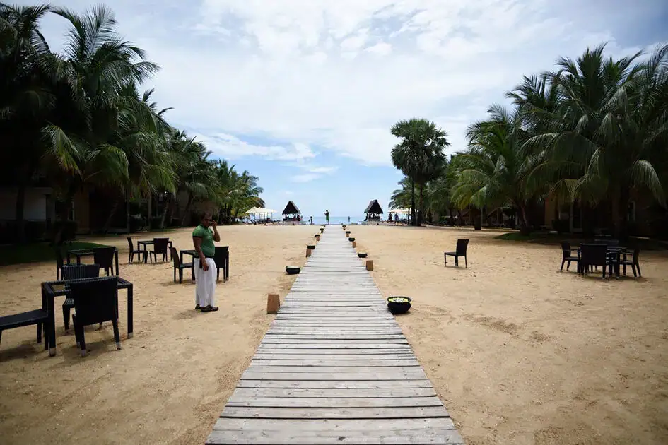 Along the path to the Passikudah Beach