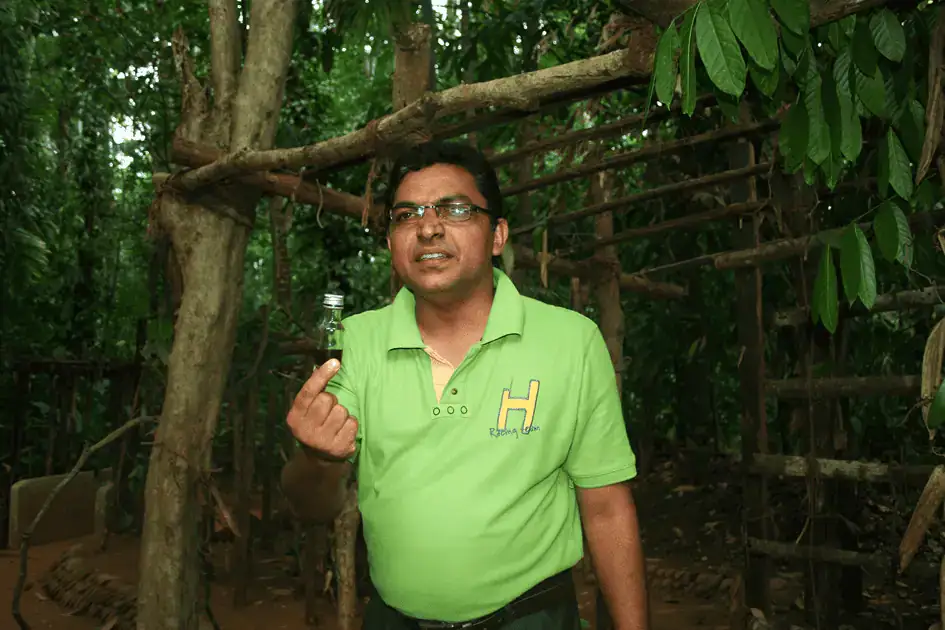Explaining how to make vanilla extract - Spice Garden