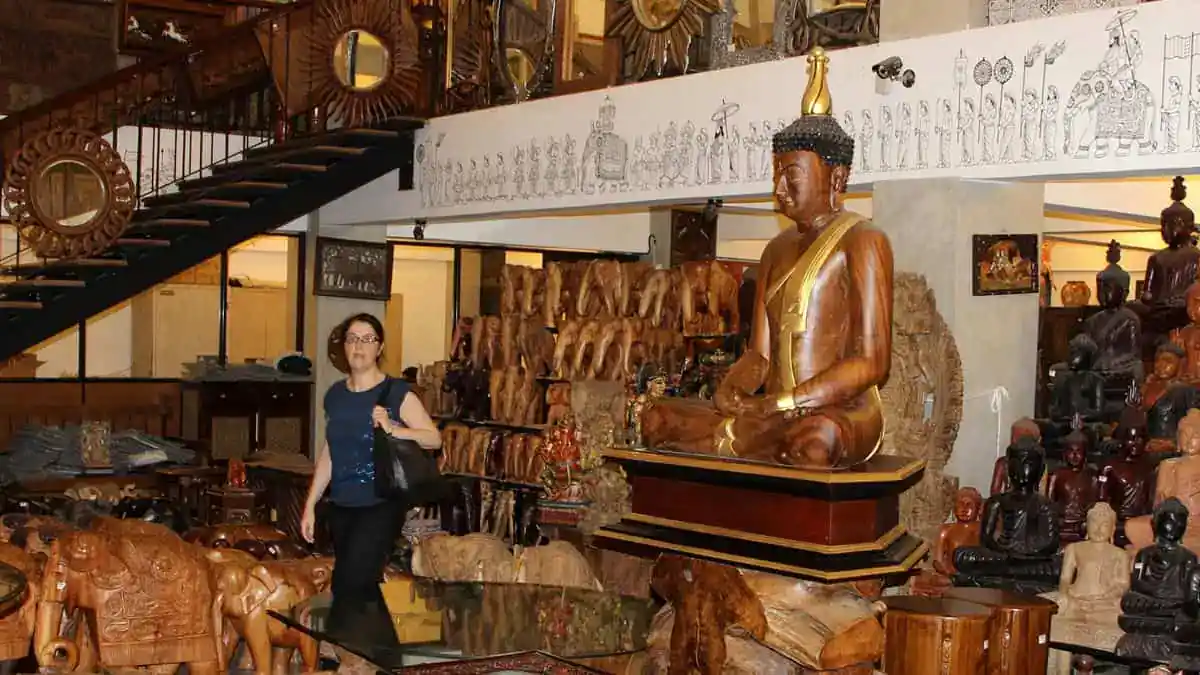 Shopping in Sri Lanka - A Craft Market in Kandy