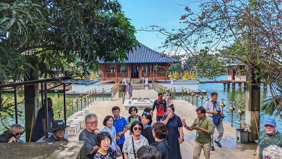 Travellers near the Gangaramaya Temple