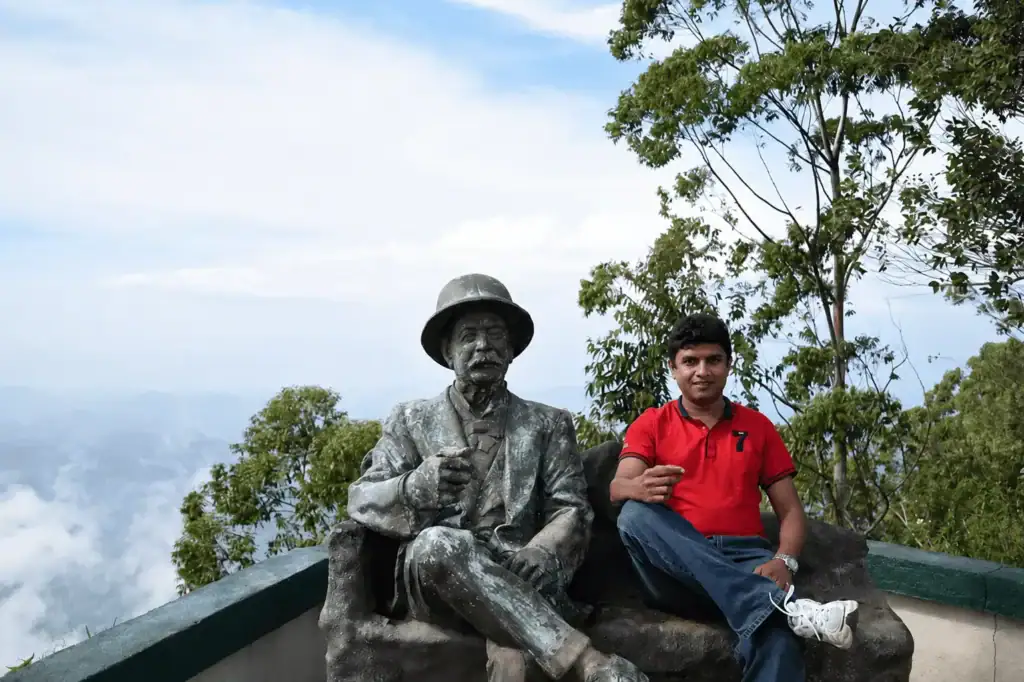 I am sitiing with Thomas Lipton