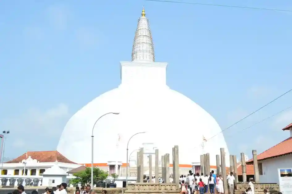 Ruwanwelisaya Stupa - Anuradhapura, a good destination for a Sri Lanka itinerary for May to September